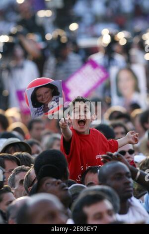 Das Treffen des Präsidentschaftskandidaten Segolene Royal der Sozialistischen Partei Frankreichs im Charlety-Stadion in Paris, Frankreich, am 01. Mai 2007. Foto von DeRusse/Bisson/Orban/ABACAPRESS.COM Stockfoto