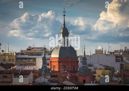 Madrid, die Hauptstadt Spanien, zeichnet sich durch elegante Boulevards und große, gepflegte Parkanlagen wie den Retiro-Park aus. Stockfoto