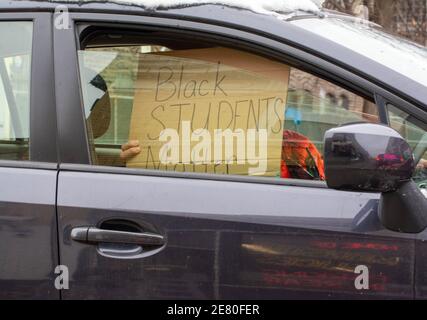 Chicago, IL, USA. Januar 2021. Mitglieder der Chicago Teachers Union protestieren gegen die Drohung des Bürgermeisters Lori Lightfoot, die Schulen während der COVID-19 Pandemie wieder zu eröffnen. Kredit: Dominic Gwinn/ZUMA Wire/Alamy Live Nachrichten Stockfoto