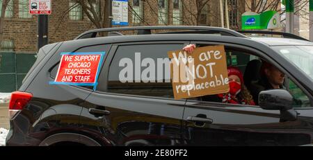 Chicago, IL, USA. Januar 2021. Mitglieder der Chicago Teachers Union protestieren gegen die Drohung des Bürgermeisters Lori Lightfoot, die Schulen während der COVID-19 Pandemie wieder zu eröffnen. Kredit: Dominic Gwinn/ZUMA Wire/Alamy Live Nachrichten Stockfoto