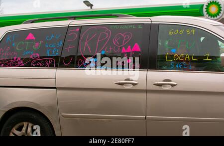 Chicago, IL, USA. Januar 2021. Mitglieder der Chicago Teachers Union protestieren gegen die Drohung des Bürgermeisters Lori Lightfoot, die Schulen während der COVID-19 Pandemie wieder zu eröffnen. Kredit: Dominic Gwinn/ZUMA Wire/Alamy Live Nachrichten Stockfoto