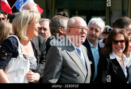 Der rechtsextreme Front-Führer Jean-Marie le Pen, flankiert von seiner Tochter Marine und seiner Frau Jany, geht zum Opernplatz in der Innenstadt von Paris, 1. Mai 2007. Tausende von Unterstützern versammelten sich vor der Oper nach dem jährlichen maimarsch der Front National. Le Pen forderte seine Anhänger auf, sich bei der Präsidentschaftswahl am Wochenende zwischen dem konservativen Nicolas Sarkozy und dem Sozialisten Segolene Royal der Stimme zu enthalten.Le Pen sammelte etwa 10.5 Prozent der Stimmen, um in der ersten Runde im April 22 den vierten Platz zu erreichen. Foto von Edouard Bernaux/ABACAPRESS.COM Stockfoto