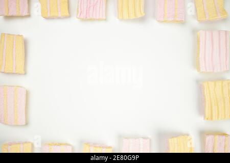 Candy Marshmallow Rahmen mit leerem Zentrum. Süße Kulisse für Ferienveranstaltungen. Pastellfarben Stockfoto