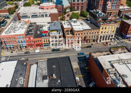 Bars, Geschäfte und Restaurants am Broadway, in der Innenstadt von Nashville, TN, USA Stockfoto