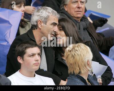 Raymond Domenech und seine Frau Estelle Denis nehmen am 5. Mai 2007 an der französischen Meisterschaft PSG gegen Olympic Lyonnais im Stadion Parc des Princes in Paris, Frankreich, Teil. Das Spiel endete in einem Unentschieden 1-1. Foto von Gouhier-Taamallah/Cameleon/ABACAPRESS.COM Stockfoto