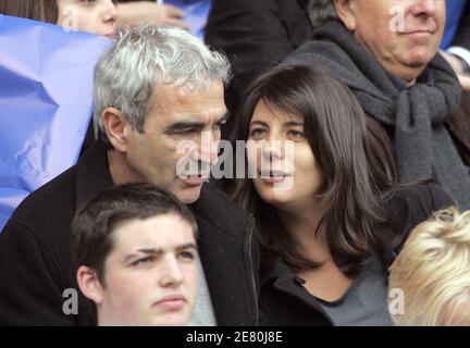 Raymond Domenech und seine Frau Estelle Denis nehmen am 5. Mai 2007 an der französischen Meisterschaft PSG gegen Olympic Lyonnais im Stadion Parc des Princes in Paris, Frankreich, Teil. Das Spiel endete in einem Unentschieden 1-1. Foto von Gouhier-Taamallah/Cameleon/ABACAPRESS.COM Stockfoto