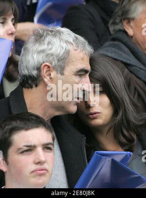 Raymond Domenech und seine Frau Estelle Denis nehmen am 5. Mai 2007 an der französischen Meisterschaft PSG gegen Olympic Lyonnais im Stadion Parc des Princes in Paris, Frankreich, Teil. Das Spiel endete in einem Unentschieden 1-1. Foto von Gouhier-Taamallah/Cameleon/ABACAPRESS.COM Stockfoto