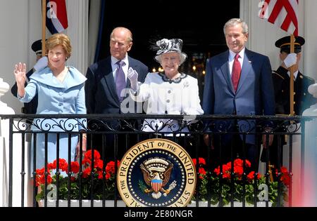 US-Präsident George W. Bush(R), Königin Elizabeth II., Prinz Philip und First Lady Laura Bush winken nach einer Ankunftszeremonie auf dem South Lawn des Weißen Hauses in Washington, DC, 07. Mai 2007. Der Monarch und ihr Mann, Prinz Philip, wurden in der Präsidentenvilla in strahlendem Sonnenschein von etwa 7,000 Gästen begrüßt, darunter Mitglieder des Kongresses, Regierungsvertreter des Bush-Kabinetts und britische Diplomaten. Foto von Olivier Douliery/ABACAPRESS.COM Stockfoto