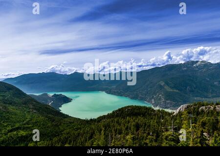 Blauer Himmel, blaues Meer und weiße Wolken, Squamish, BC, Kanada. Squamish ist eine geschäftige Stadt zwischen Vancouver und Whistler, in BC, Kanada, berühmt für seine Stockfoto