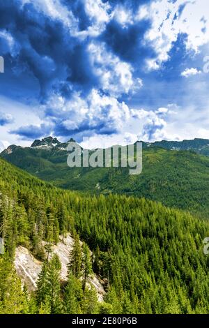 Fantastische Show des Himmels und der Wolken über dem Berg, Squamish, BC, Kanada. Squamish ist eine lebhafte Stadt zwischen Vancouver und Whistler, in BC, Canad Stockfoto