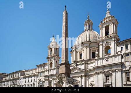 Obelisk der vier Flüsse Brunnen in Piazza Navona und Kirche von Santa Agnese in Agone, Rom, Italien, Europa. Stockfoto