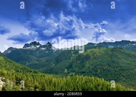 Blauer Himmel vermischt sich mit schwarzen Wolken über dem Berg, Squamish, BC, Kanada. Squamish ist eine geschäftige Stadt zwischen Vancouver und Whistler, in BC, Can Stockfoto