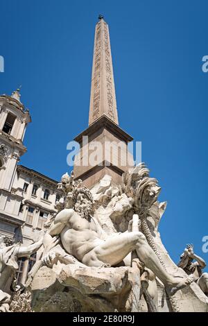 Obelisk der vier Flüsse Brunnen in Piazza Navona und Kirche von Santa Agnese in Agone, Rom, Italien, Europa. Stockfoto