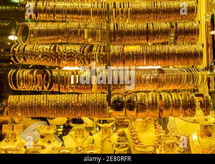 Zeilen aus Gold Armbänder als Hintergrund in ein Juweliergeschäft auf der Grand Bazaar. Istanbul, Türkei Stockfoto