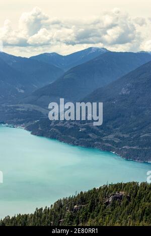 Die andere Seite von Squamish von der Bergspitze aus gesehen - Squamish, BC, Kanada. Squamish ist eine lebhafte Stadt zwischen Vancouver und Whistler, in BC, Canad Stockfoto