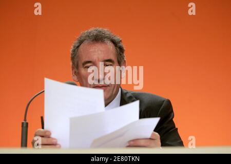 Der besiegte zentristische Präsidentschaftskandidat Francois Bayrou hält eine Rede während der Gründung seiner neuen demokratischen Partei vor den Parlamentswahlen vom 10-17. Juni 2007 in Paris, Frankreich am 10. Mai 2007. Foto von Corentin Fohlen/ABACAPRESS Stockfoto