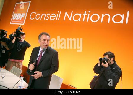 Der besiegte zentristische Präsidentschaftskandidat Francois Bayrou hält eine Rede während der Gründung seiner neuen demokratischen Partei vor den Parlamentswahlen vom 10-17. Juni 2007 in Paris, Frankreich am 10. Mai 2007. Foto von Corentin Fohlen/ABACAPRESS Stockfoto