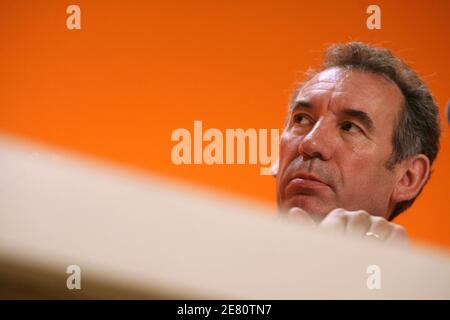 Der besiegte zentristische Präsidentschaftskandidat Francois Bayrou hält eine Rede während der Gründung seiner neuen demokratischen Partei vor den Parlamentswahlen vom 10-17. Juni 2007 in Paris, Frankreich am 10. Mai 2007. Foto von Corentin Fohlen/ABACAPRESS Stockfoto