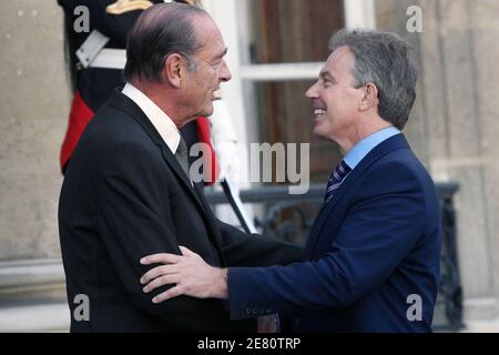 Frankreichs Präsident Jacques Chirac begrüßt den britischen Premierminister Tony Blair am 11. Mai 2007 im Elysée-Palast in Paris. Foto von Mehdi Taamallah/ABACAPRESS.COM Stockfoto