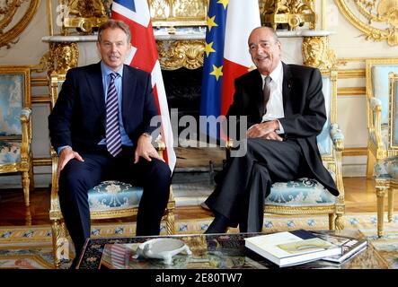 Frankreichs Präsident Jacques Chirac empfängt den britischen Premierminister Tony Blair am 11. Mai 2007 im Elysee-Palast in Paris. Foto von Mehdi Taamallah/ABACAPRESS.COM Stockfoto