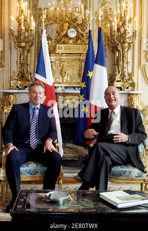 Frankreichs Präsident Jacques Chirac empfängt den britischen Premierminister Tony Blair am 11. Mai 2007 im Elysee-Palast in Paris. Foto von Mehdi Taamallah/ABACAPRESS.COM Stockfoto