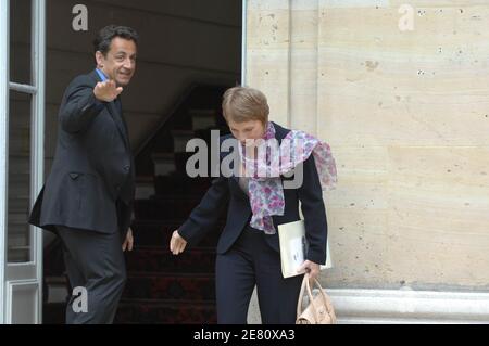 Frankreichs designierter Präsident Nicolas Sarkozy und MEDEF-Gewerkschaftsvorsitzender Laurence Parisot werden nach einem Treffen am 14. Mai 2007 in Paris vor Sarkozys Büro gesehen. Foto von Jacques Witt/Pool/ABACAPRESS.COM Stockfoto