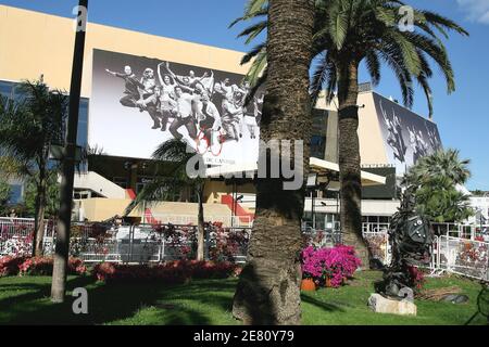 Atmosphäre auf der Croisette, einen Tag vor der Eröffnungsfeier der 60. Internationalen Filmfestspiele in Cannes, Frankreich am 15. Mai 2006. Foto von Hahn-Nebinger-Orban/ABACAPRESS.COM Stockfoto