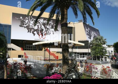 Atmosphäre auf der Croisette, einen Tag vor der Eröffnungsfeier der 60. Internationalen Filmfestspiele in Cannes, Frankreich am 15. Mai 2006. Foto von Hahn-Nebinger-Orban/ABACAPRESS.COM Stockfoto