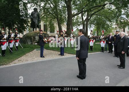 Der neue Präsident Nicolas Sarkozy blüht am 16. Mai 2007 in Paris die Statue von Georges Clemenceau. Foto von Mousse/ABACAPRESS.COM Stockfoto