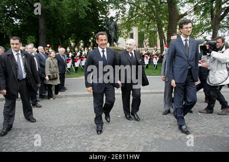 Der neue Präsident Nicolas Sarkozy blüht am 16. Mai 2007 in Paris die Statue von Georges Clemenceau. Foto von Mousse/ABACAPRESS.COM Stockfoto