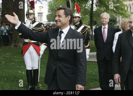 Der neue Präsident Nicolas Sarkozy blüht am 16. Mai 2007 in Paris die Statue von Georges Clemenceau. Foto von Mousse/ABACAPRESS.COM Stockfoto