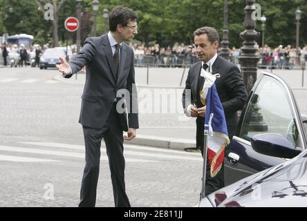 Der neue Präsident Nicolas Sarkozy blüht am 16. Mai 2007 in Paris die Statue von Georges Clemenceau. Foto von Mousse/ABACAPRESS.COM Stockfoto