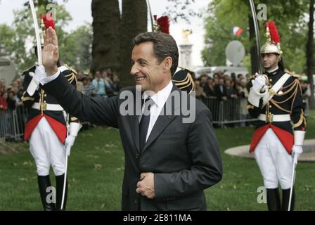 Der neue Präsident Nicolas Sarkozy blüht am 16. Mai 2007 in Paris die Statue von Georges Clemenceau. Foto von Mousse/ABACAPRESS.COM Stockfoto