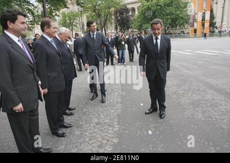 Der neue Präsident Nicolas Sarkozy blüht am 16. Mai 2007 in Paris die Statue von Georges Clemenceau. Foto von Mousse/ABACAPRESS.COM Stockfoto