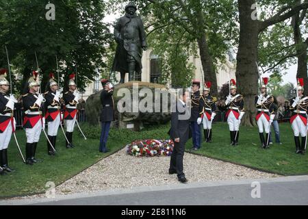 Der neue Präsident Nicolas Sarkozy blüht am 16. Mai 2007 in Paris die Statue von Georges Clemenceau. Foto von Mousse/ABACAPRESS.COM Stockfoto