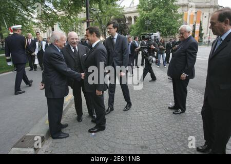 Der neue Präsident Nicolas Sarkozy blüht am 16. Mai 2007 in Paris die Statue von Georges Clemenceau. Foto von Mousse/ABACAPRESS.COM Stockfoto