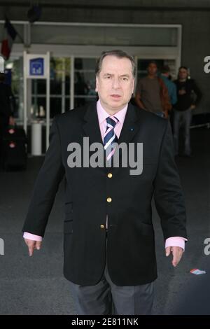 Der Autor Paul Loup Sulitzer kommt pünktlich zum Beginn der 60. Filmfestspiele von Cannes am 16. Mai 2007 auf dem Flughafen von Nizza in Frankreich an. Foto von ABACAPRESS.COM Stockfoto