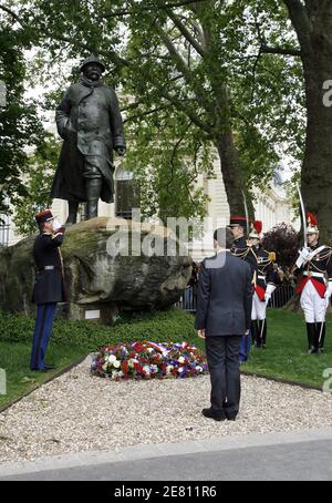 Der neue Präsident Nicolas Sarkozy blüht am 16. Mai 2007 in Paris die Statue von Georges Clemenceau. Foto von Bertrand Guay/Pool/ABACAPRESS.COM Stockfoto