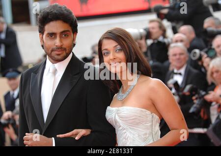 Aishwarya Rai und ihr Mann Abhishek Bachchan kommen zur Vorführung von Wong Kar Wais Film "Meine Blaubeernächte", der im Wettbewerb gezeigt wurde und am 16. Mai 2007 die 60. Internationalen Filmfestspiele von Cannes, Frankreich, eröffnete. Foto von Hahn-Nebinger-Orban/ABACAPRESS.COM Stockfoto