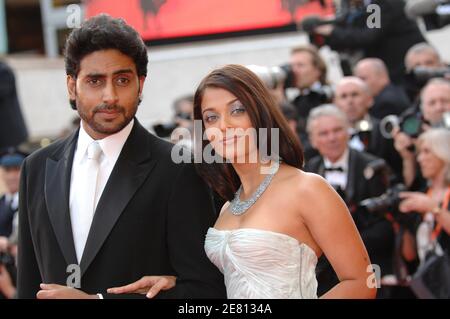 Aishwarya Rai und ihr Mann Abhishek Bachchan kommen zur Vorführung von Wong Kar Wais Film "Meine Blaubeernächte", der im Wettbewerb gezeigt wurde und am 16. Mai 2007 die 60. Internationalen Filmfestspiele von Cannes, Frankreich, eröffnete. Foto von Hahn-Nebinger-Orban/ABACAPRESS.COM Stockfoto