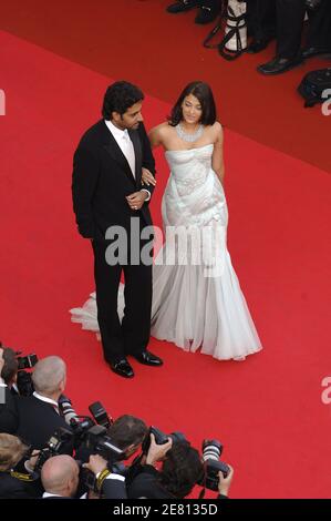 Aishwarya Rai und ihr Mann Abhishek Bachchan kommen zur Vorführung von Wong Kar Wais Film "Meine Blaubeernächte", der im Wettbewerb gezeigt wurde und am 16. Mai 2007 die 60. Internationalen Filmfestspiele von Cannes, Frankreich, eröffnete. Foto von ABACAPRESS.COM Stockfoto