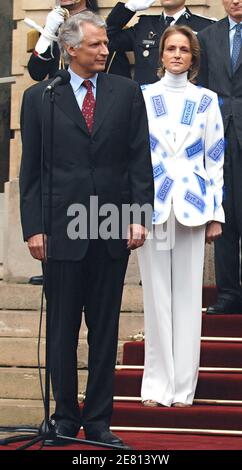 Der scheidende französische Premierminister Dominique de Villepin France hält eine Rede mit seiner Frau Marie-Laure de Villepin während der offiziellen Übergabezeremonie am 17. Mai im "Hotel de Matignon" in Paris, Frankreich. Foto von Bisson-Guibbaud/ABACAPRESS.COM Stockfoto