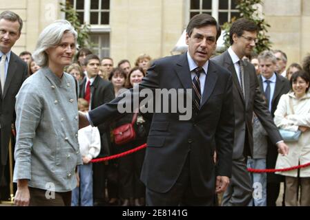 Frankreichs neuer Premierminister Francois Fillon und seine Frau Penelope kommen am 17. Mai im "Hotel de Matignon" zur offiziellen Übergabe in Paris an. Foto von Bisson-Guibbaud/ABACAPRESS.COM Stockfoto