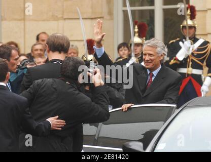 Der scheidende Premierminister Dominique de Villepin winkt den Fotografen zu, als er das "Hotel Matignon", den offiziellen Wohnsitz des Premierministers, nach der offiziellen Übergabe am 17. Mai in Paris verlässt. Foto von Bisson-Guibbaud/ABACAPRESS.COM Stockfoto