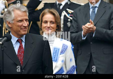 Der scheidende französische Premierminister Dominique de Villepin France hält eine Rede mit seiner Frau Marie-Laure de Villepin während der offiziellen Übergabezeremonie am 17. Mai im "Hotel de Matignon" in Paris, Frankreich. Foto von Bisson-Guibbaud/ABACAPRESS.COM Stockfoto