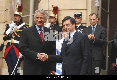 Der scheidende Premierminister Dominique de Villepin (L) schüttelt bei der offiziellen Übergabe am 17. Mai in Paris, Frankreich, seinem Nachfolger Francois Fillon die Hände im "Hotel de Matignon", dem offiziellen Wohnsitz des Premierministers. Foto von Bisson-Guibbaud/ABACAPRESS.COM Stockfoto