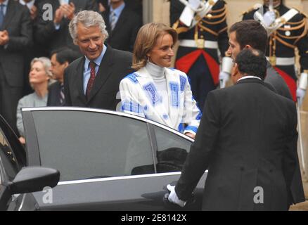 Der scheidende Premierminister Dominique de Villepin und seine Frau Marie-Laure verlassen das "Hotel Matignon", den offiziellen Wohnsitz des Premierministers, während Francois Fillon und seine Frau Penelope sich nach der offiziellen Übergabezeremonie in Paris am 17. Mai anschauen. Foto von Bisson-Guibbaud/ABACAPRESS.COM Stockfoto