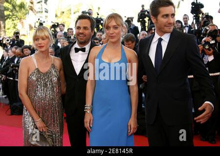 Die Schauspieler Jake Gyllenhaal, Chloe Sevigny, Mark Ruffalo und seine Frau Sunrise Coigney kommen im Palais des Festivals zur Vorführung des Films 'Zodiac' von David Fincher an, der am 17. Mai 2007 im Wettbewerb der 60. Internationalen Filmfestspiele in Cannes, Frankreich, gezeigt wurde. Foto von Hahn-Nebinger-Orban/ABACAPRESS.COM Stockfoto