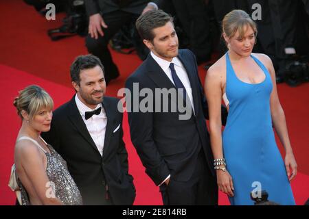 Die Besetzung Chloe Sevigny, Jake Gyllenhaal, Mark Ruffalo und seine Frau kommen im Palais des Festivals zur Vorführung des Films 'Zodiac' von David Fincher an, der am 17. Mai 2007 im Wettbewerb des 60. Internationalen Filmfestivals in Cannes, Frankreich, gezeigt wurde. Foto von Hahn-Nebinger-Orban/ABACAPRESS.COM Stockfoto