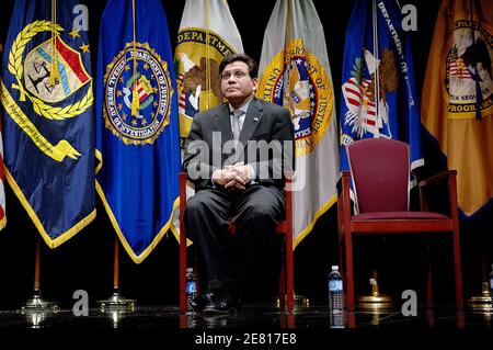 Generalstaatsanwalt Alberto Gonzales hält eine Rede bei der Verleihung der National Missing Children's Day Awards des Justizministeriums in Washington, DC, 18. Mai 2007. Der US-Generalstaatsanwalt bleibt in heißem Wasser, während Fragen über seine Rolle in einem Abhörprogramm auftauchen. Foto von Olivier Douliery/ABACAPRESS.COM Stockfoto